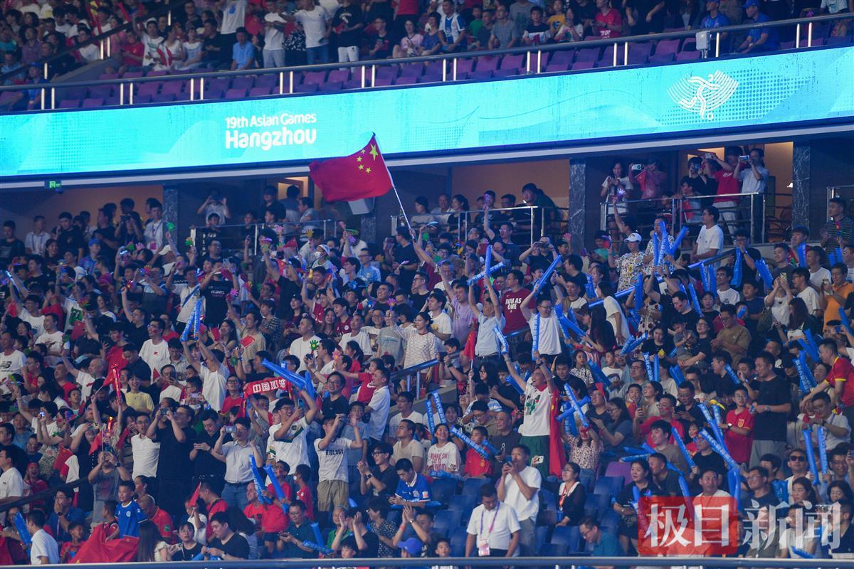 包含精彩比赛吸引众多球迷围观，掌声不断的词条